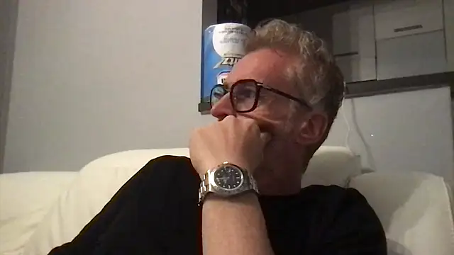 Snapshot of Axl_hot chatting on 04/22/26, 08:59 Axl hot online show from 04/22/26, 08:59