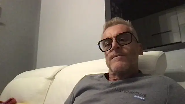 Axl hot online show from 11/04/25, 05:28