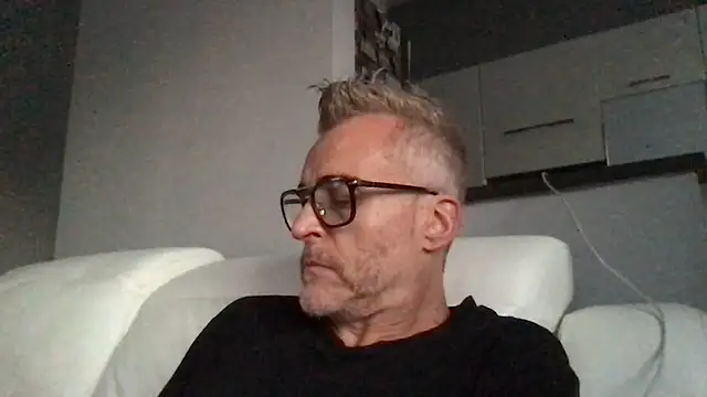 Snapshot of Axl_hot chatting on 06/12/26, 07:00 Axl hot online show from 06/12/26, 07:00