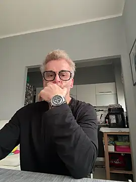 Axl hot online show from 03/02/26, 08:32