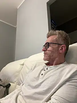 Axl hot online show from 03/18/26, 06:31