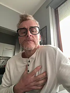 Axl hot online show from 03/22/26, 04:30