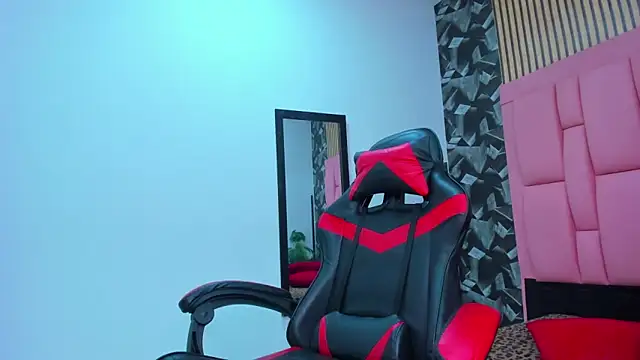 Snapshot of alice_rouusse chatting on 10/24/25, 12:04 alice rouusse online show from 10/24/25, 12:04