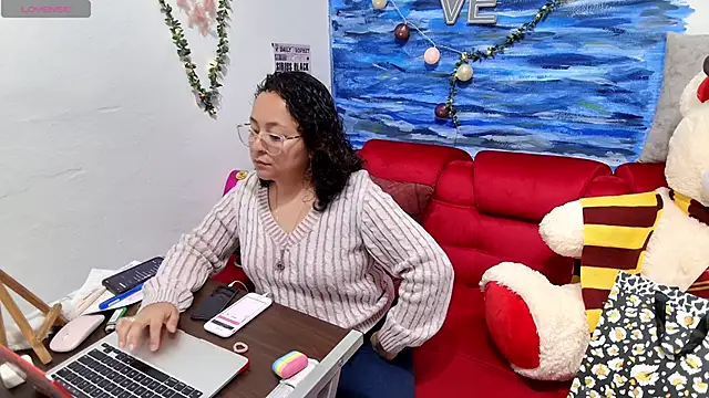 Sophiaburton online show from 11/18/25, 08:45