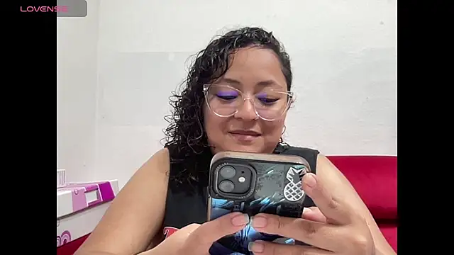 Sophiaburton online show from 09/18/25, 08:34