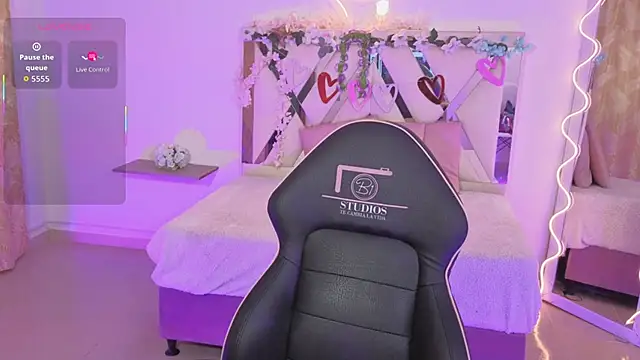 ZURY TAY online show from 10/10/25, 11:44