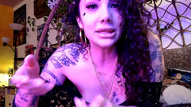 Snapshot of Av3ryyBe3 chatting on 02/11/26, 12:43 Av3ryyBe3 online show from 02/11/26, 12:43