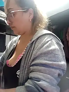 Snapshot of Lady_16 chatting on 12/18/25, 10:24 Lady 16 online show from 12/18/25, 10:24