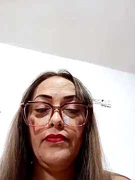 Snapshot of Lady_16 chatting on 11/28/25, 10:43 Lady 16 online show from 11/28/25, 10:43