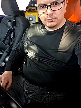 Snapshot of lucho8690 chatting on 10/14/25, 08:42 lucho8690 online show from 10/14/25, 08:42