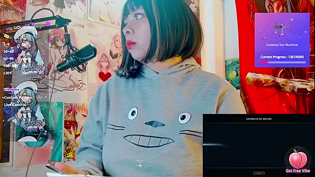 Snapshot of Lil-La chatting on 12/19/25, 02:48 Lil-La online show from 12/19/25, 02:48