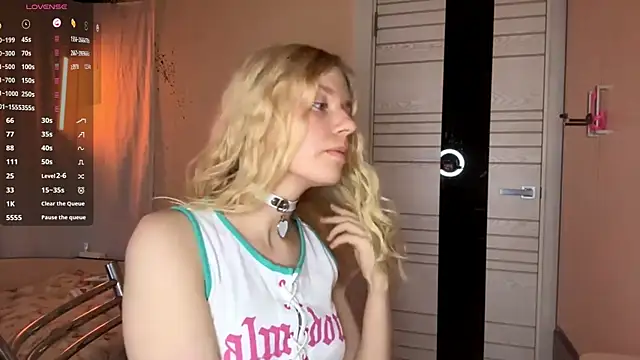 Snapshot of MaryjaneSpider chatting on 09/16/25, 02:40 MaryjaneSpider online show from 09/16/25, 02:40