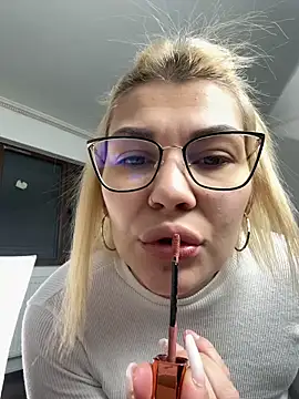 MiaKiittyy online show from 12/18/25, 01:22