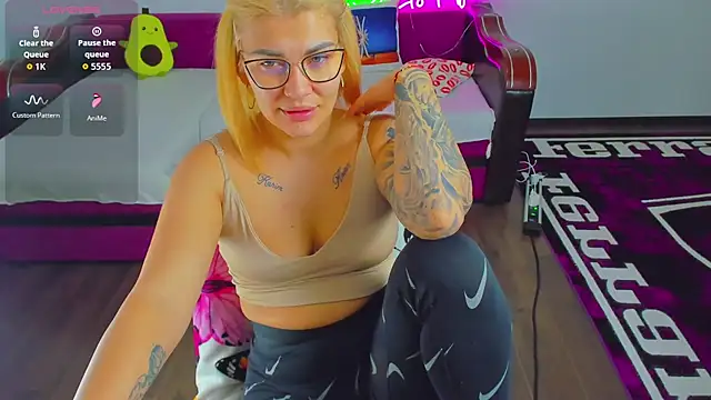 MiaKiittyy online show from 11/29/25, 01:17