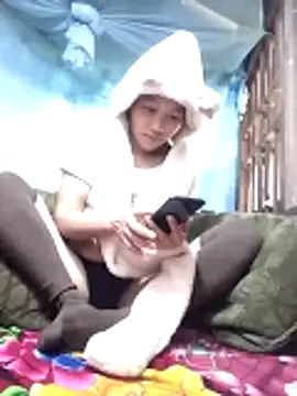 Snapshot of PhamPm70 chatting on 12/18/25, 01:00 PhamPm70 online show from 12/18/25, 01:00