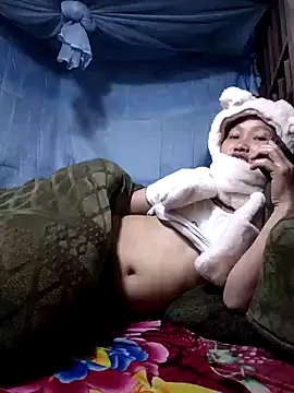 Snapshot of PhamPm70 chatting on 12/17/25, 12:54 PhamPm70 online show from 12/17/25, 12:54