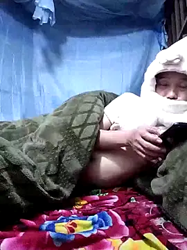 Snapshot of PhamPm70 chatting on 12/16/25, 10:52 PhamPm70 online show from 12/16/25, 10:52