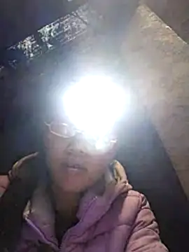 Snapshot of PhamPm70 chatting on 11/19/25, 05:18 PhamPm70 online show from 11/19/25, 05:18