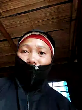 Snapshot of PhamPm70 chatting on 11/15/25, 02:37 PhamPm70 online show from 11/15/25, 02:37