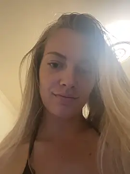 Snapshot of blondebaddi chatting on 10/13/25, 10:21 blondebaddi online show from 10/13/25, 10:21