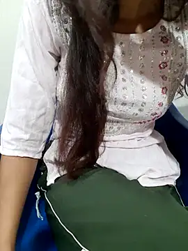 Snapshot of Aarti-kumri chatting on 10/31/25, 10:23 Aarti-kumri online show from 10/31/25, 10:23