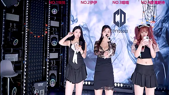 Snapshot of cdyyds001 chatting on 11/19/25, 10:15 cdyyds001 online show from 11/19/25, 10:15