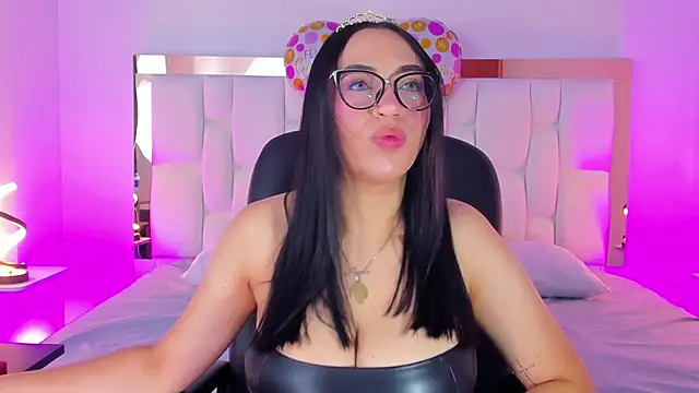 Snapshot of Camille_Juicy chatting on 09/17/25, 01:02 Camille Juicy online show from 09/17/25, 01:02