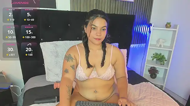 Snapshot of nanny__cute chatting on 10/14/25, 03:18 nanny cute online show from 10/14/25, 03:18
