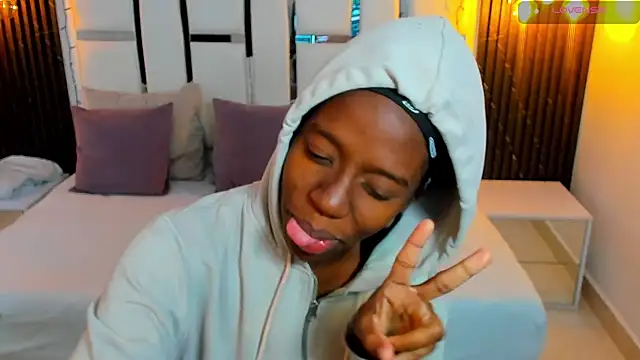 Snapshot of _emma_willliams_ chatting on 12/15/25, 01:39 emma willliams online show from 12/15/25, 01:39