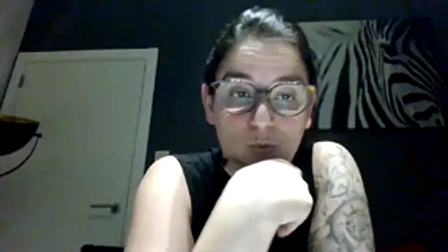 Snapshot of hottyFcup chatting on 11/17/25, 06:12 hottyFcup online show from 11/17/25, 06:12