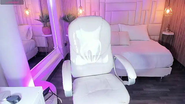 Snapshot of DulceGreem chatting on 12/17/25, 11:37 DulceGreem online show from 12/17/25, 11:37