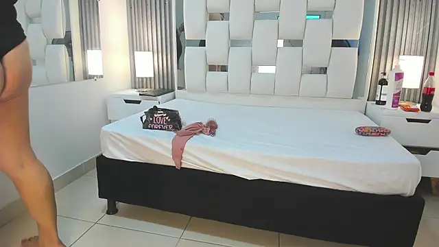 VanessaHard as online show from 10/26/25, 07:25