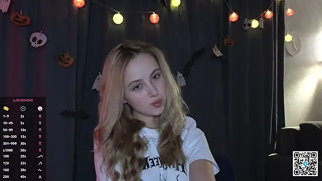 Snapshot of chloe_whispers chatting on 10/28/25, 04:13 chloe whispers online show from 10/28/25, 04:13