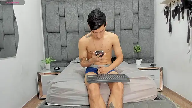 ZafiroAndFlynn online show from 03/25/26, 02:33