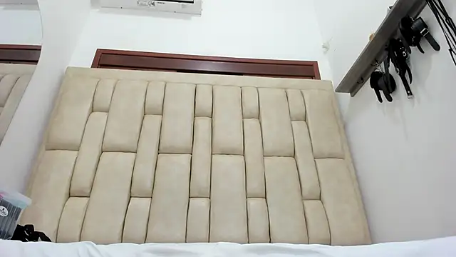 ZafiroAndFlynn online show from 11/21/25, 08:08