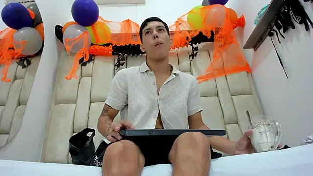 ZafiroAndFlynn online show from 10/25/25, 07:36