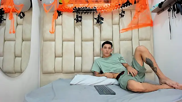 ZafiroAndFlynn online show from 10/27/25, 09:05