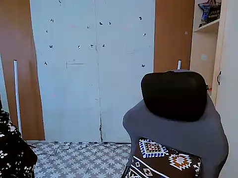 YourNikkieXxx online show from 04/15/26, 01:22