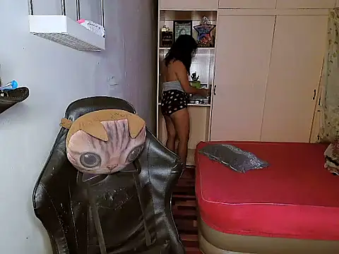 YourNikkieXxx online show from 12/15/25, 06:36