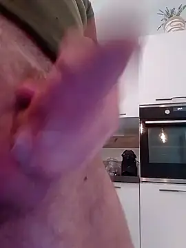 Snapshot of Kladys chatting on 10/28/25, 11:42 Kladys online show from 10/28/25, 11:42