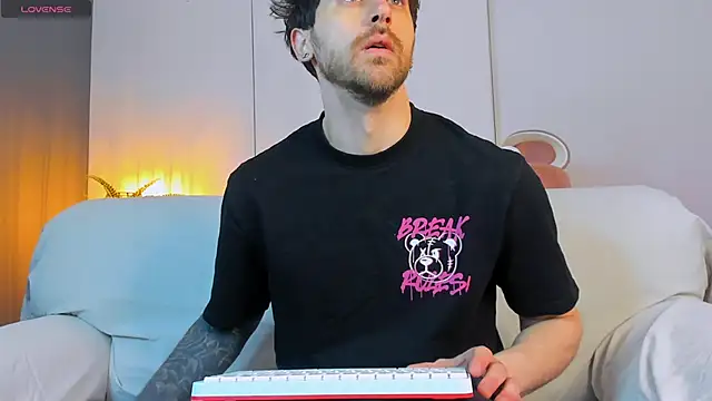 Snapshot of Oscar_Miller_ chatting on 04/08/26, 08:05 Oscar Miller online show from 04/08/26, 08:05