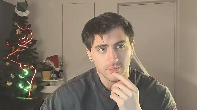 Snapshot of Oscar_Miller_ chatting on 12/19/25, 09:28 Oscar Miller online show from 12/19/25, 09:28