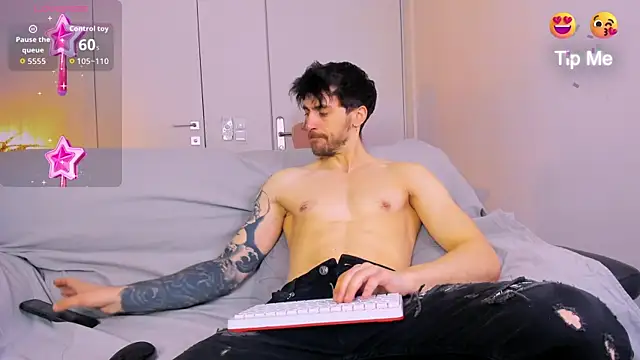 Snapshot of Oscar_Miller_ chatting on 04/11/26, 07:16 Oscar Miller online show from 04/11/26, 07:16