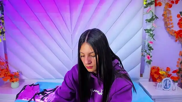  Luna Bennett online show from 11/12/25, 12:31