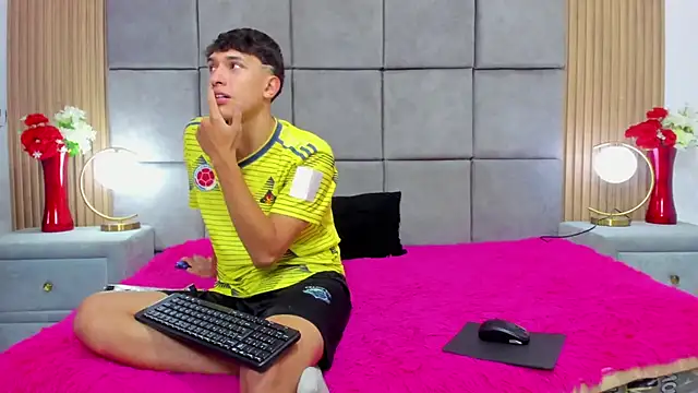 ChanellandMax online show from 10/21/25, 01:10