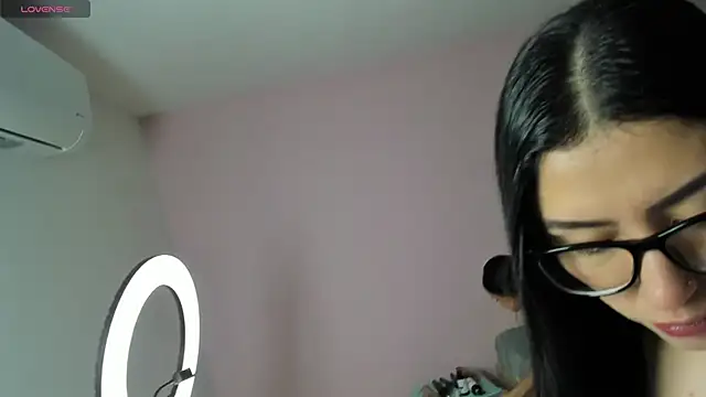 Snapshot of marianaandvalen chatting on 11/29/25, 12:05 marianaandvalen online show from 11/29/25, 12:05