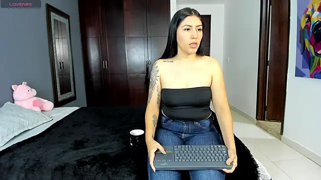 Snapshot of marianaandvalen chatting on 06/19/26, 12:33 marianaandvalen online show from 06/19/26, 12:33