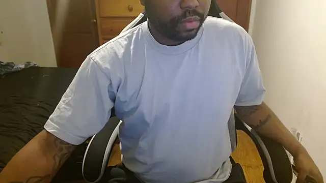 Snapshot of Breadwinnah chatting on 11/23/25, 02:21 Breadwinnah online show from 11/23/25, 02:21
