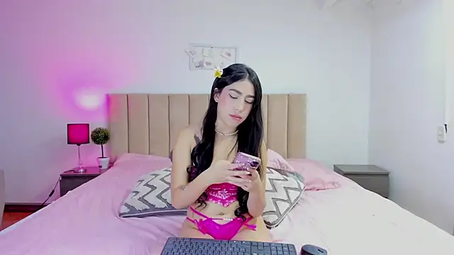Snapshot of Alana_Sky chatting on 09/21/25, 01:16 Alana Sky online show from 09/21/25, 01:16