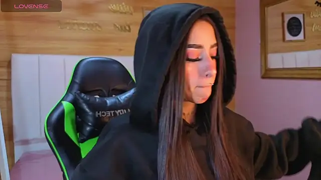 Abril Velvet a  online show from 11/28/25, 07:58